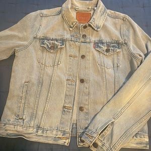 LEVIS jean jacket. 💘 size L